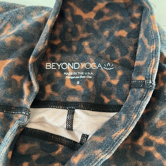 BeyondYoga. Caught in the midi, Spacedye. Leopard leggings. - Picture 3 of 3